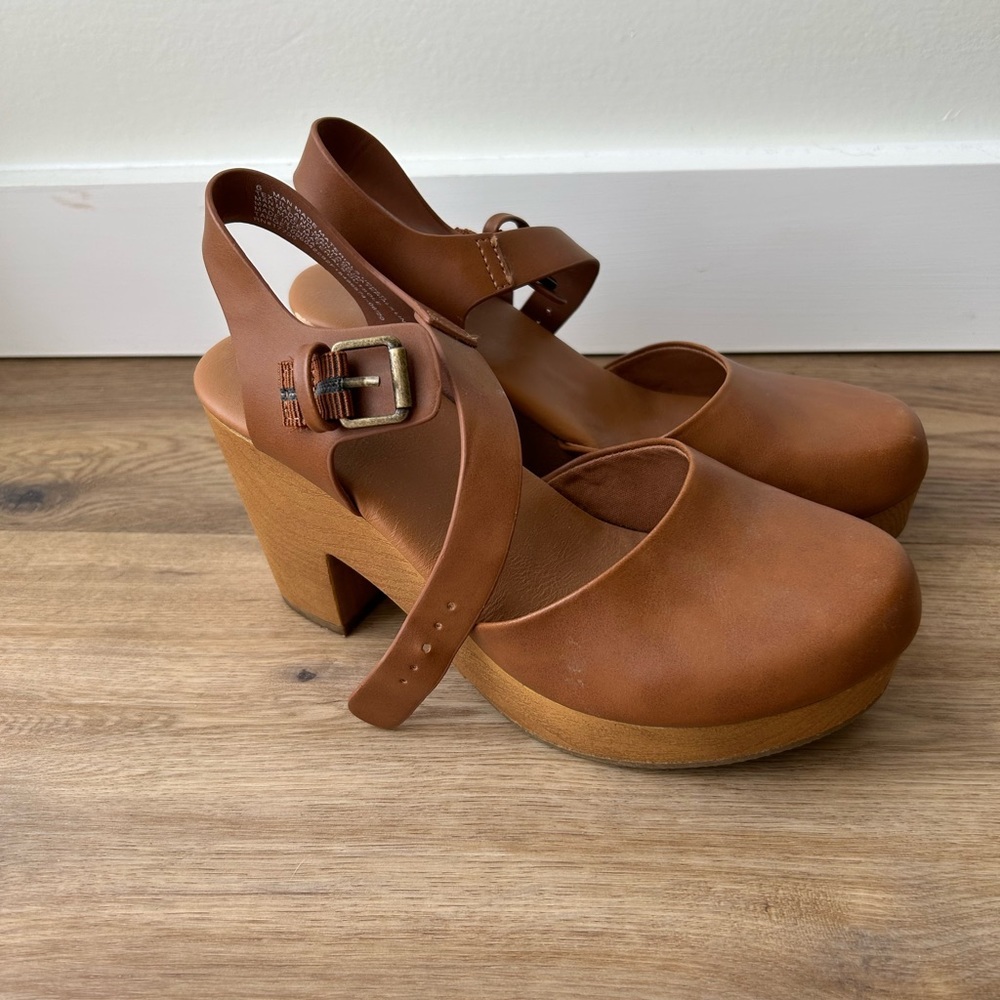 Universal Thread Brown Platform Clogs with Chunky Heel